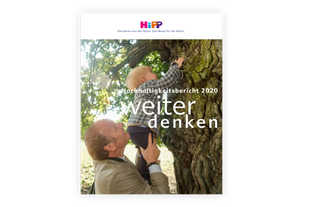 Älterer Mann hebt ein Kleinkind an einem großen Baum hoch, Titel „Nachhaltigkeitsbericht 2020 – weiter denken“ von HiPP.