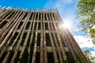 Ansicht Parkhaus Pfaffenhofen mit Baumstämmen verkleidet