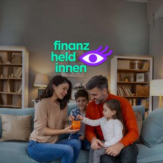 Eine Familie, bestehend aus einer Mutter, einem Vater und zwei Kindern, ging einer finanziellen Tätigkeit nach, nämlich Geld in ein Sparschwein zu legen.
