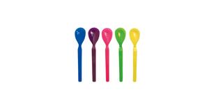 Fünf bunte Breilöffel in Blau, Lila, Pink, Grün und Gelb nebeneinander
