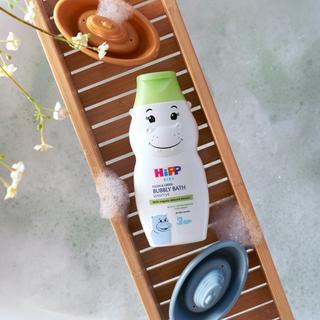 HiPP Kids clean & green bubbly bath hippo on a bath shelf