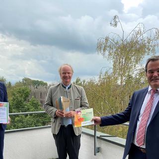 Landrat Albert Gürtner übergibt die Auszeichnung an HiPP-Gesellschafter Stefan Hipp sowie Werksleiter und Nachhaltigkeitsbeauftragten Hubertus Doms.