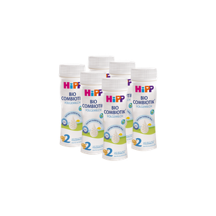 Sechserpack HiPP Bio Combiotik 2 Folgemilch à 200 ml, handliche Fläschchen für unterwegs auf schwarzem Hintergrund angeordnet