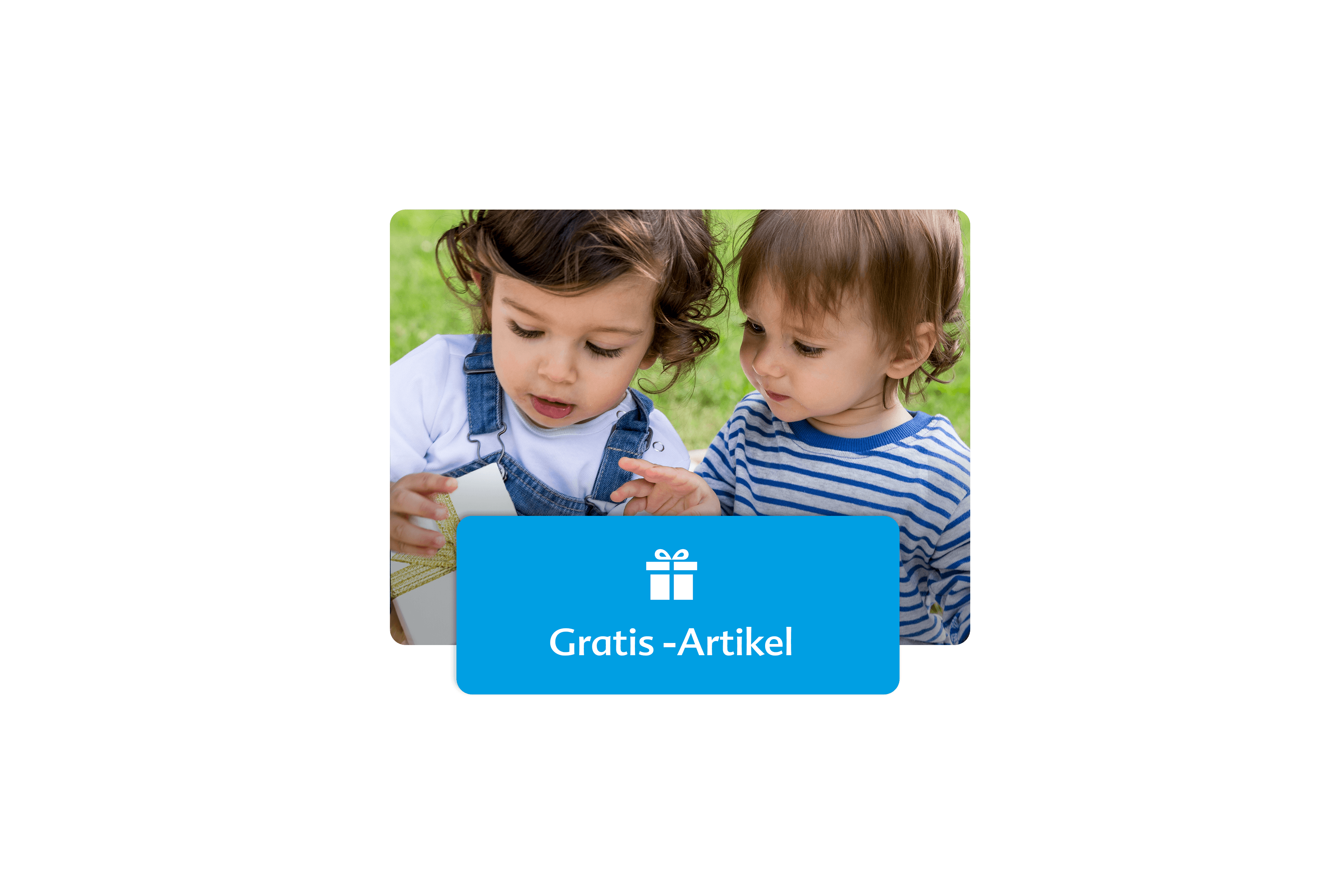 Zwei Kinder sitzen nebeneinander im Freien, eines hält ein Geschenkbox-Symbol mit dem Text 'Gratis -Artikel'