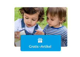 Zwei Kinder sitzen nebeneinander im Freien, eines hält ein Geschenkbox-Symbol mit dem Text 'Gratis -Artikel'