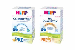 Verpackungen von HiPP PRE BIO COMBIOTIK® und HiPP PRE HA COMBIOTIK® Anfangsnahrung nebeneinander vor weißem Hintergrund.