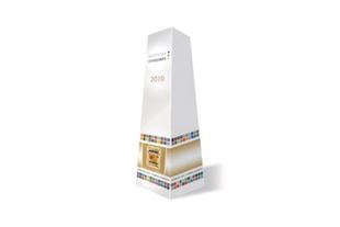 Weiße, pyramidenförmige „Marke des Jahrhunderts“-Trophäe 2010 mit HiPP-Logo und bunter Markenleiste auf hellem Hintergrund.