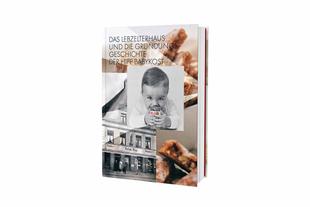 Buch „Das Lebzelterhaus und die Gründungsgeschichte der HiPP Babykost“ mit Babyfoto und historischem Café-HiPP-Motiv auf dem Cover.