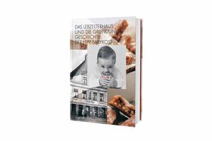 Buch „Das Lebzelterhaus und die Gründungsgeschichte der HiPP Babykost“ mit Babyfoto und historischem Café-HiPP-Motiv auf dem Cover.
