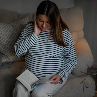 Pregnant mum reading book aloud