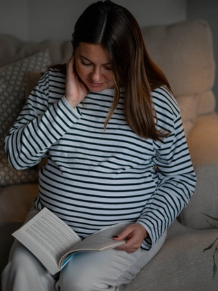 Pregnant mum reading book aloud