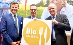 Stefan Hipp wird das neu geschaffene Bio-Logo in Gold übergeben.