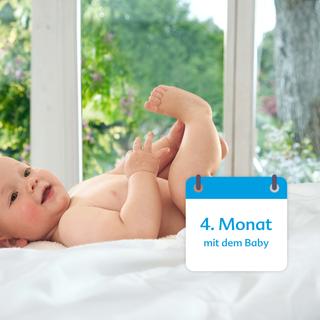 Ein Baby, vermutlich 4 Monate alt, liegt auf einem Bett mit einer weißen Decke neben einem Kalender mit der Aufschrift "4. Monat mit dem Baby".