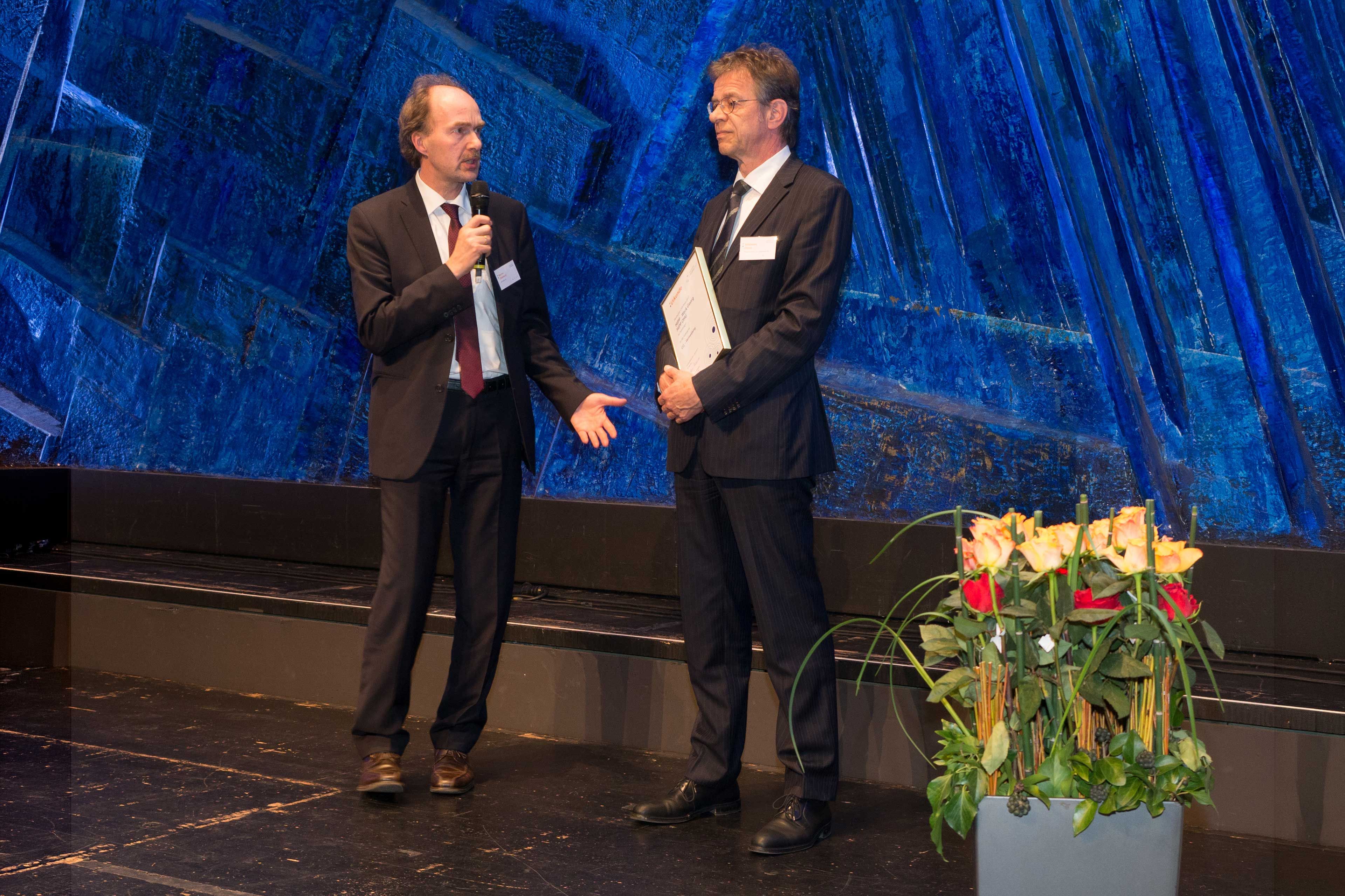 2 Männer stehen auf der Bühne beim CSR Preis 2017