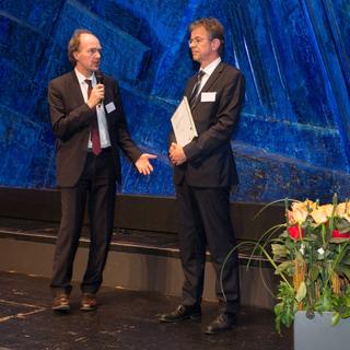 2 Männer stehen auf der Bühne beim CSR Preis 2017