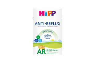 HiPP ANTI-REFLUX Spezialnahrung Packung mit Hinweis „bei vermehrtem Aufstoßen und Spucken“ vor sanfter Landschaftsgrafik.