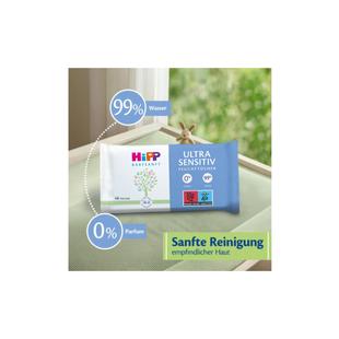 Verpackung von HiPP Ultra Sensitiv Feuchttüchern auf einem Tisch mit Texten zu 99% Wasser und 0% Parfum