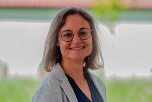 Isabelle, freundlich lächelnde Ernährungswissenschaftlerin im HiPP Muttermilchforschungsteam, Porträt vor unscharfem Hintergrund