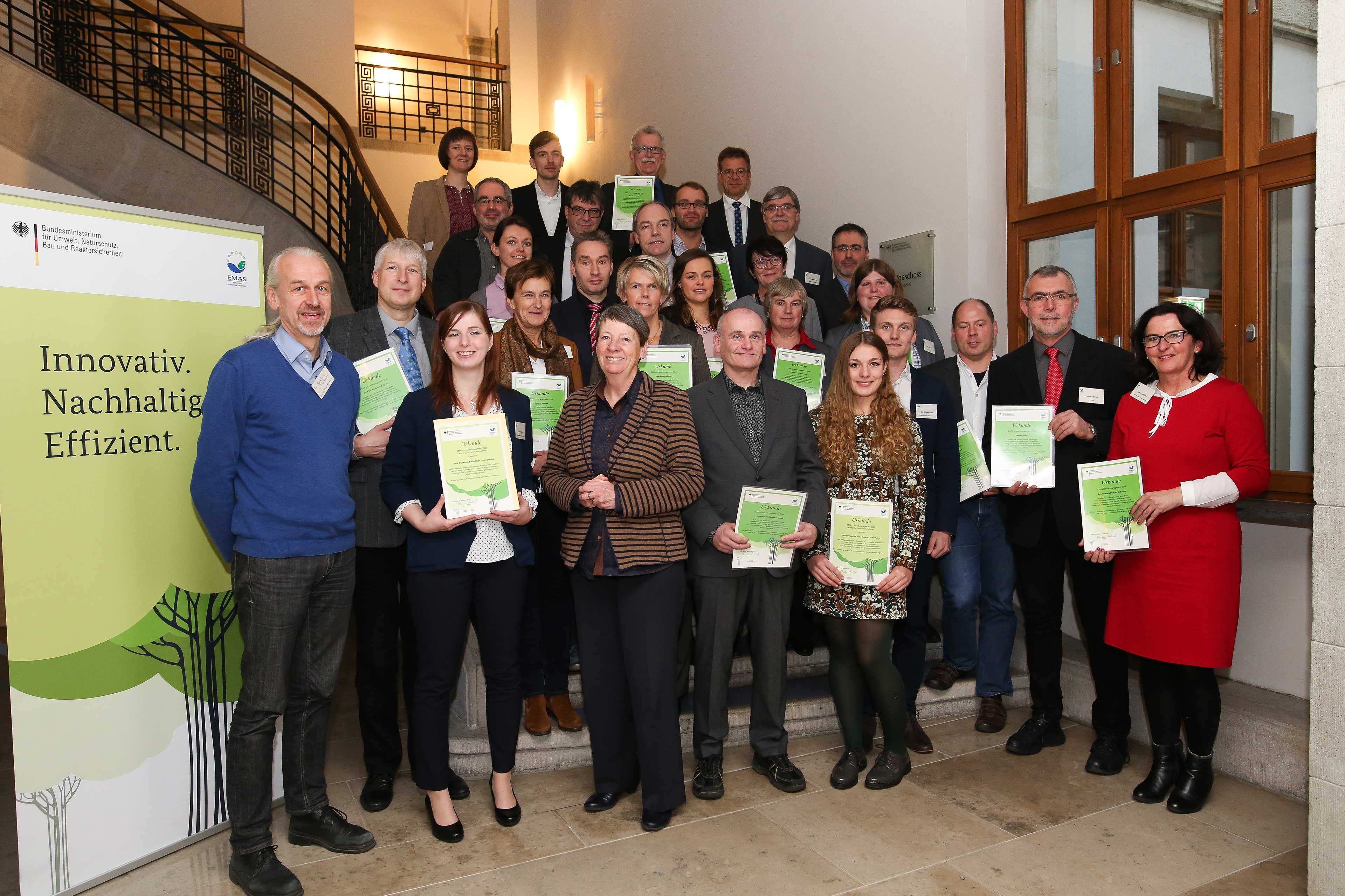 Bundesumweltministerin Hendricks zeichnete vier Unternehmen und öffentliche Einrichtungen mit der Auszeichnung „EMAS-Umweltmanagement 2016“ aus