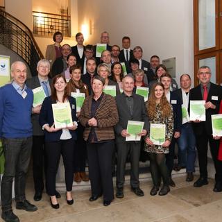 Bundesumweltministerin Hendricks zeichnete vier Unternehmen und öffentliche Einrichtungen mit der Auszeichnung „EMAS-Umweltmanagement 2016“ aus