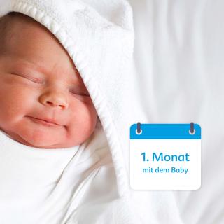 Ein in ein weißes Tuch gewickeltes Baby, daneben eine blaue kalenderähnliche Grafik mit der Aufschrift "1. Monat mit dem Baby".
