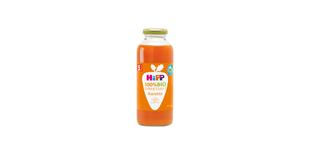 Flasche HiPP 100% Bio Direktsaft Karotte für Babys ab dem 5. Monat auf weißem Hintergrund