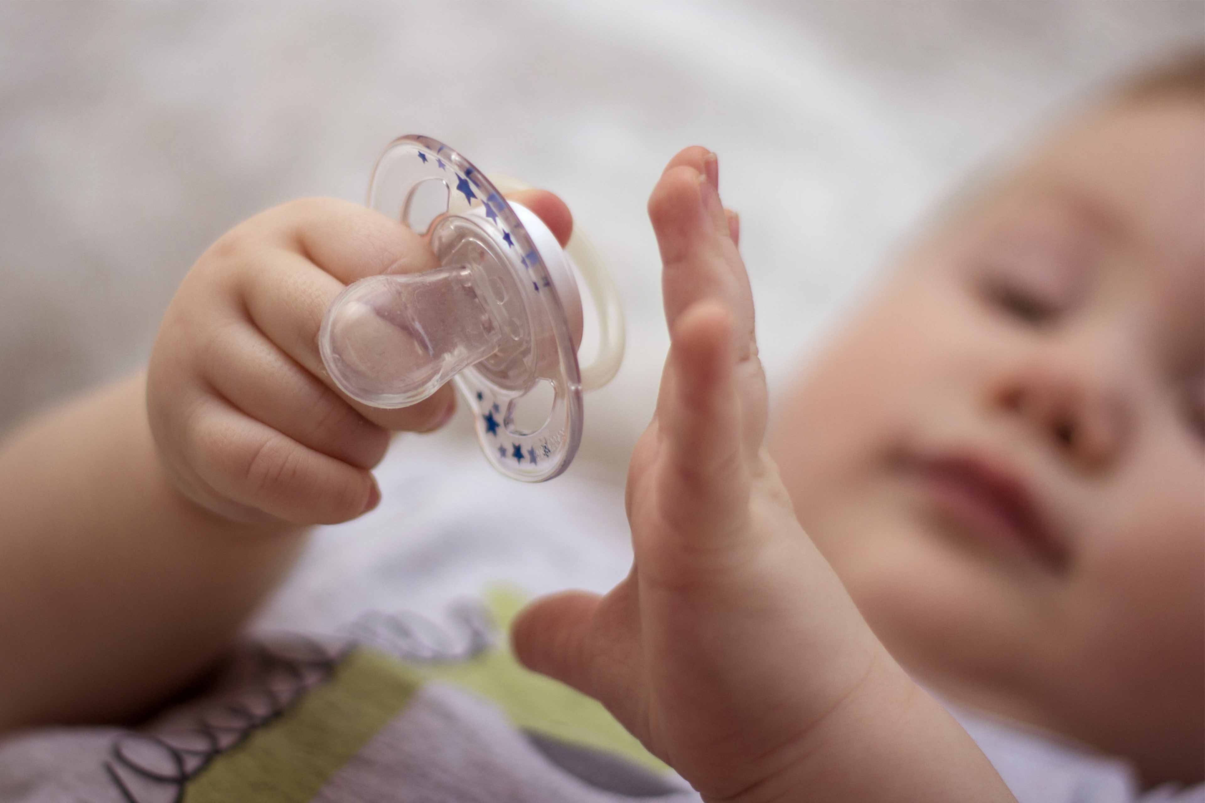 Eine Mutter hält ihr schlafendes Baby auf dem Arm