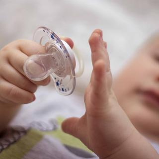 Eine Mutter hält ihr schlafendes Baby auf dem Arm