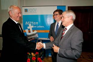Prof. Dr. Claus Hipp erhält in Hildesheim den KKV-Ehrenpreis „Der ehrbare Kaufmann 2011“ und schüttelt dem Laudator die Hand.