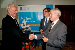 Prof. Dr. Claus Hipp erhält in Hildesheim den KKV-Ehrenpreis „Der ehrbare Kaufmann 2011“ und schüttelt dem Laudator die Hand.