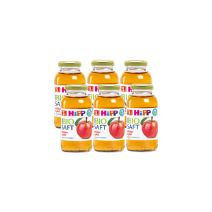 Sechs 200-ml-Gläschen HiPP Bio Saft Milder Apfel für Babys ab 5. Monat vor schwarzem Hintergrund angeordnet
