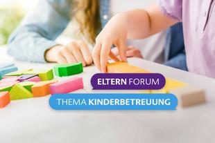 Kind spielt mit bunten Holzbausteinen, darüber Text: „Elternforum – Thema Kinderbetreuung“