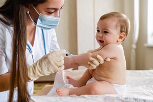 Eine medizinische Fachkraft, die einem Baby einen Impfstoff verabreicht.