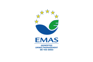 EMAS-Logo mit blau-grüner Blattkugel, gelben EU-Sternenbogen und Schriftzug „EMAS – Geprüftes Umweltmanagement“ auf schwarzem Hintergrund