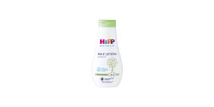 HiPP Babysanft Milk Lotion Sensitiv Flasche mit grünem Deckel und Baum-Motiv für zarte Babyhaut auf weißem Hintergrund
