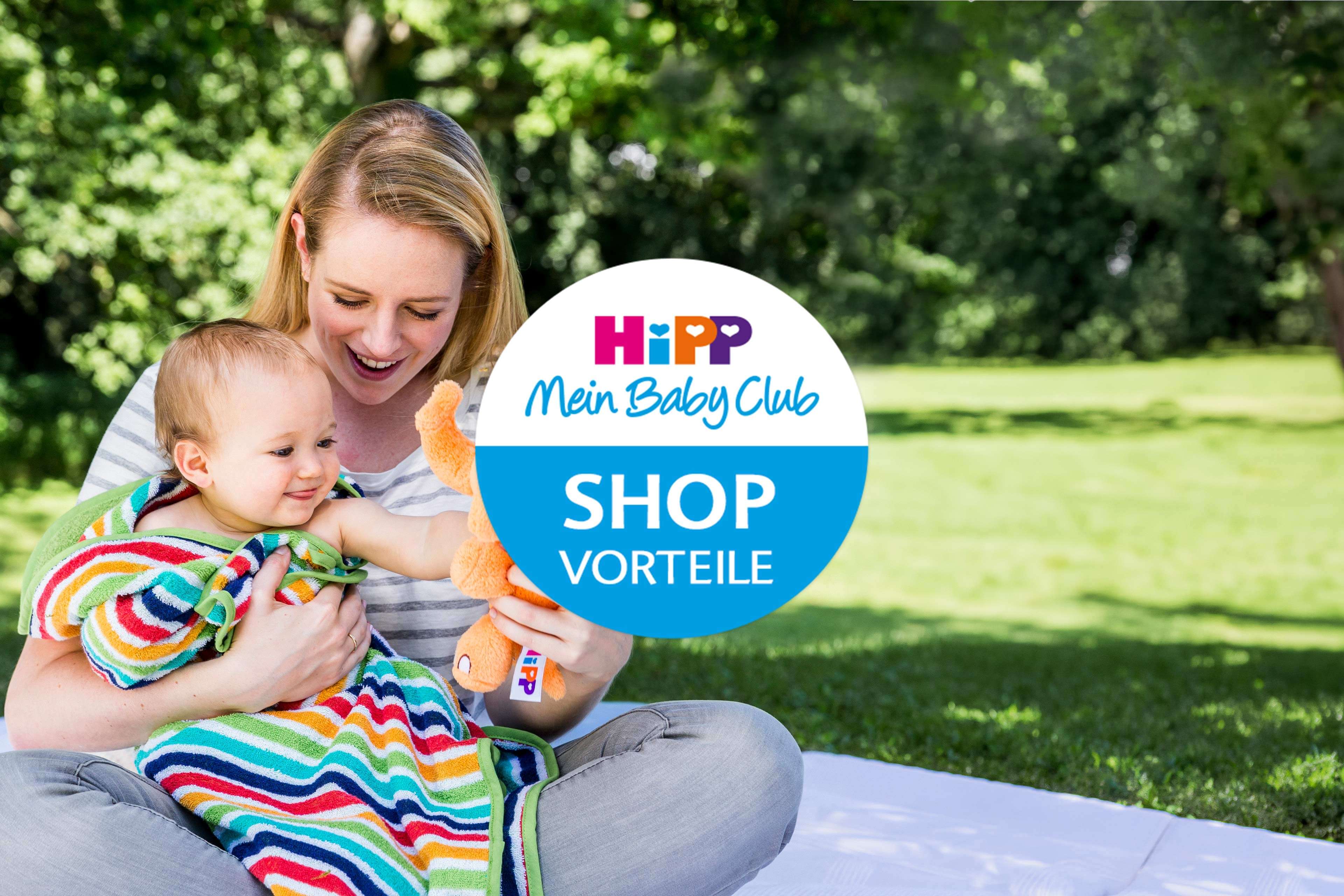Lachende Mutter kuschelt mit ihrem Baby im Park, daneben ein HiPP Mein BabyClub Kreis mit der Aufschrift „Shop Vorteile“.