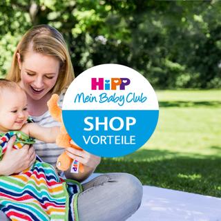 Lachende Mutter kuschelt mit ihrem Baby im Park, daneben ein HiPP Mein BabyClub Kreis mit der Aufschrift „Shop Vorteile“.