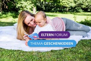 Mutter liest mit ihrem Baby auf einer Picknickdecke im Grünen, Text: „Elternforum – Thema Geschenkideen“