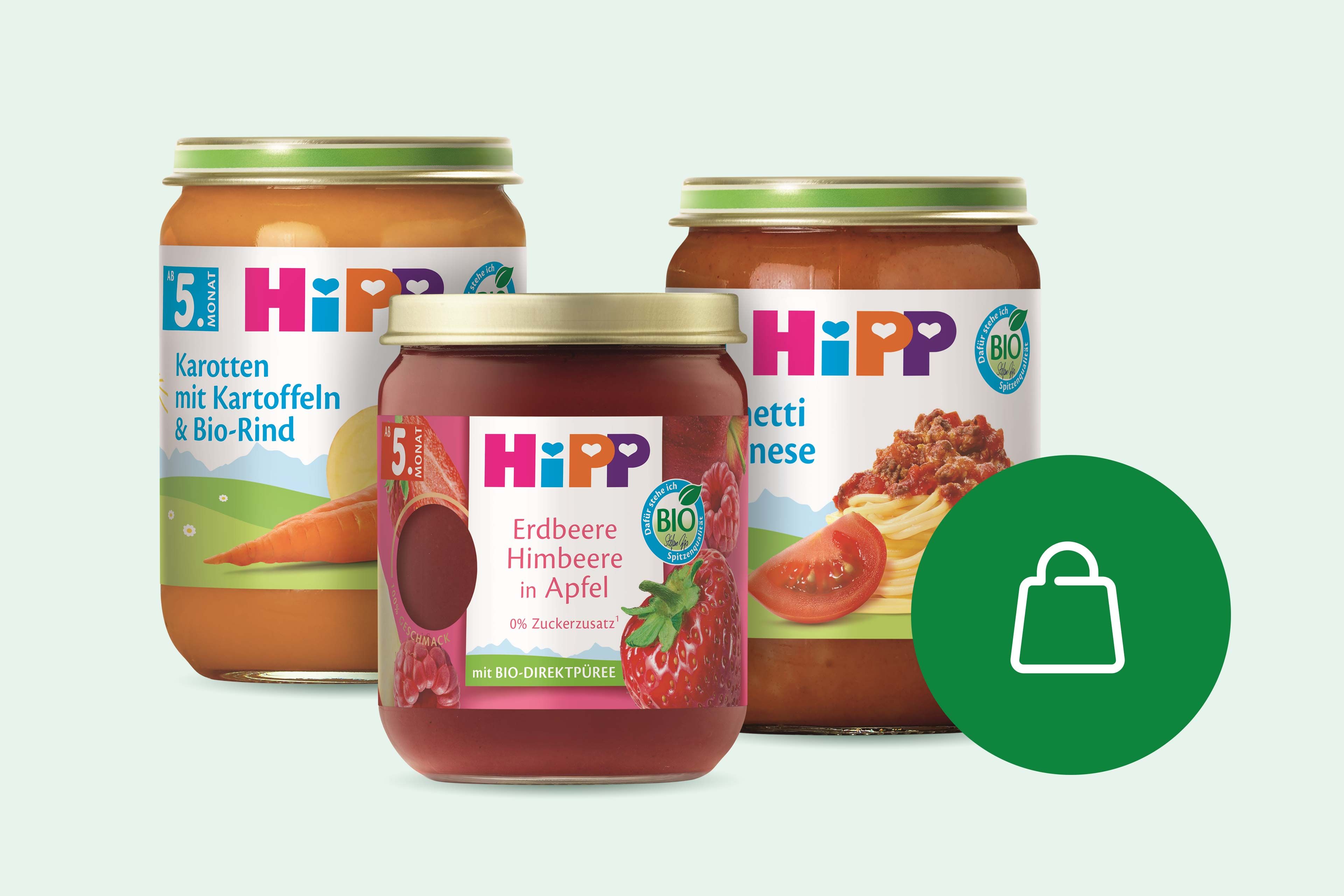 Drei Gläser mit Hipp-Babynahrung, darunter Erdbeere Himbeere Apfel, Karotten mit Kartoffeln und Bio-Rind sowie Spaghetti Bolognese, daneben grünes Symbol mit Einkaufstasche