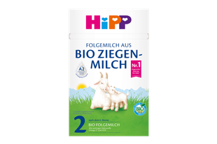 Packung HiPP 2 Folgemilch aus BIO Ziegenmilch mit zwei Ziegen auf grüner Wiese und Bio-Siegel auf weiß-grünem Hintergrund.