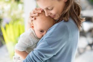 Mutter hält ihr Baby eng an der Brust und tröstet es liebevoll während der Stillzeit und des Milcheinschusses