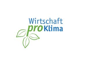 Logo der Initiative „Wirtschaft pro Klima“ mit blau-grünem Schriftzug und grünen Blättern als Symbol für Klimaschutz