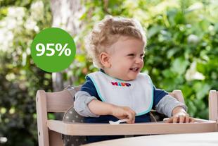 Lachendes Baby im Hochstuhl mit HiPP-Lätzchen im Grünen, daneben grüner Kreis mit „95 %“ Zufriedenheitsbewertung.