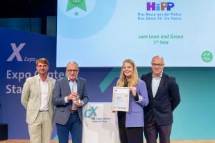 Preisverleihung des Lean and Green Awards: Vertreter von HiPP und GS1 Germany bei der Auszeichnung für die erfolgreiche Reduzierung von CO₂-Emissionen in Logistik und Lagerhaltung.