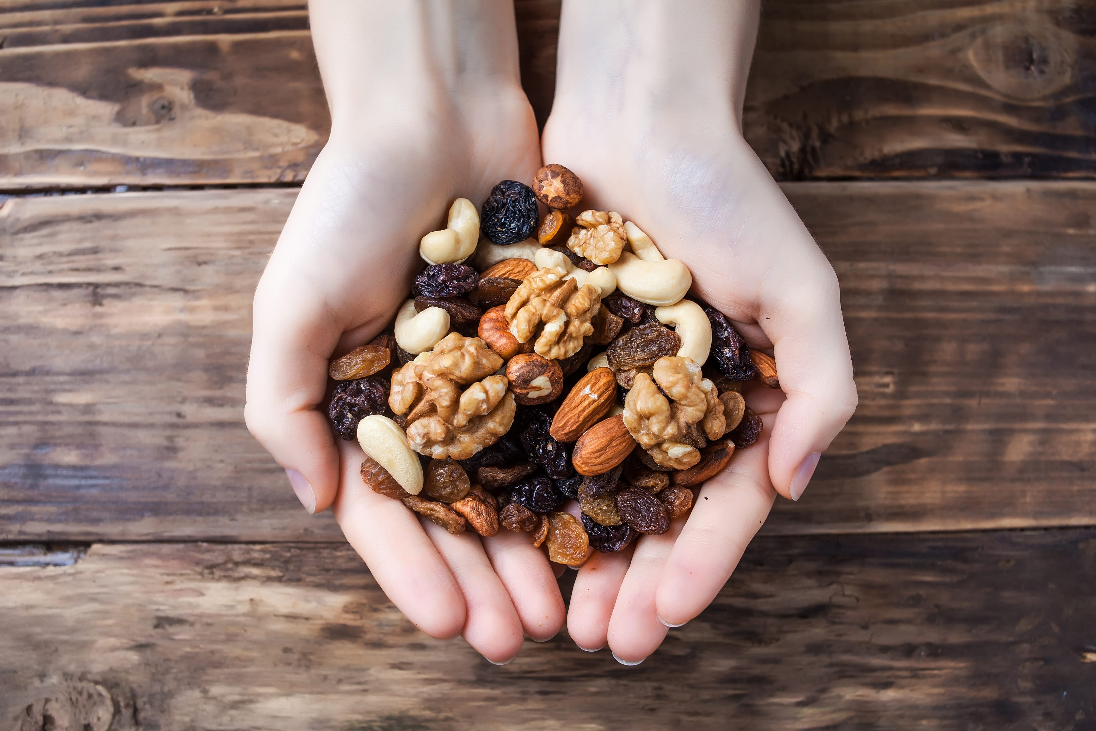 Eine Vielzahl von Nüssen, darunter Mandeln, Walnüsse und Cashews, die auf einem Haufen angeordnet sind.