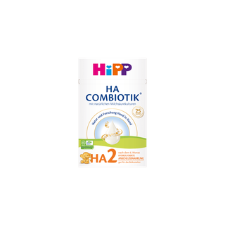 HiPP HA COMBIOTIK® HA 2 Packung für hydrolysierte Anschlussnahrung nach dem 6. Monat auf schwarzem Hintergrund