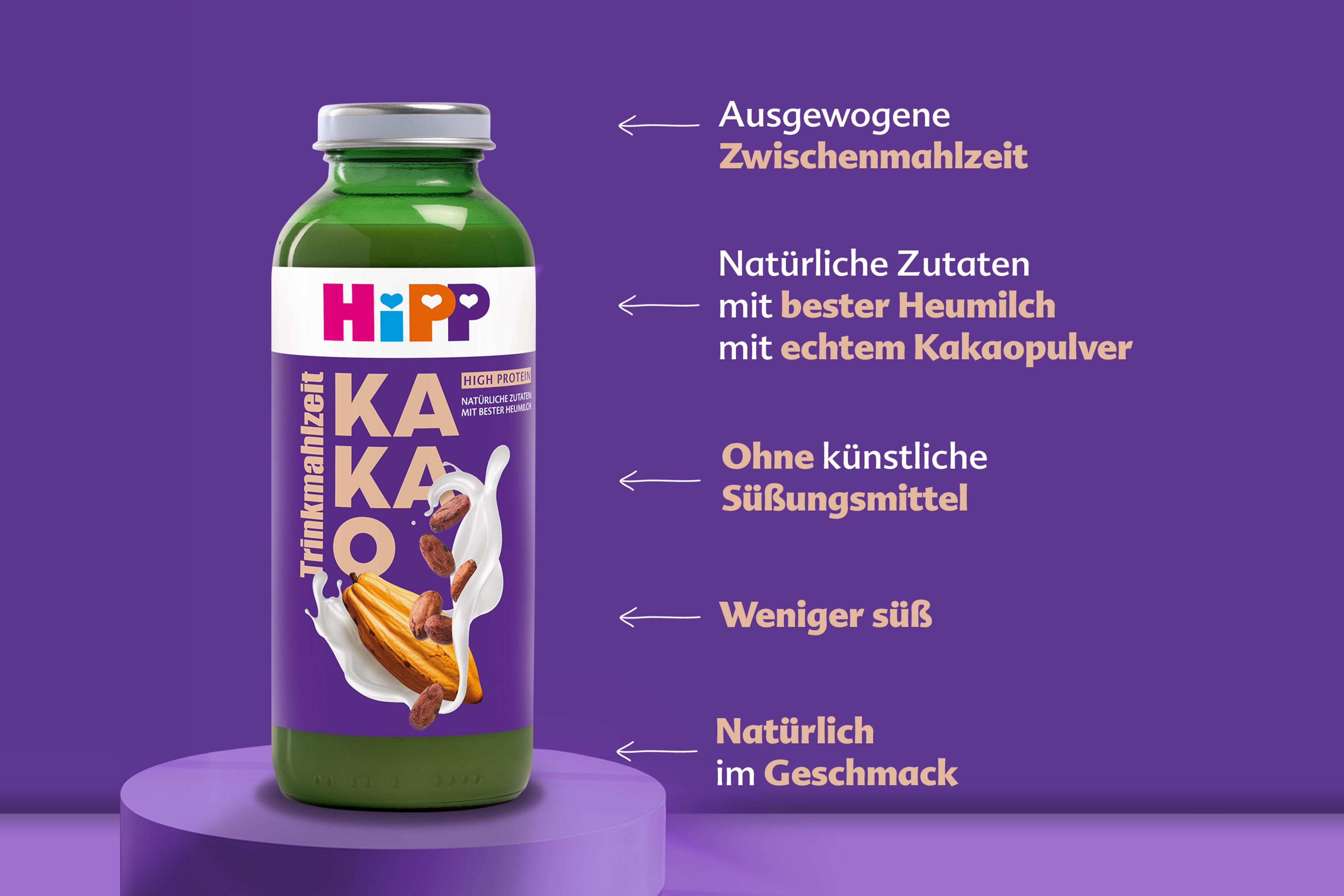Flasche HiPP Trinkmahlzeit Kakao mit lila Etikett und Texten zu natürlichen Zutaten, ohne künstliche Süßungsmittel und weniger süß