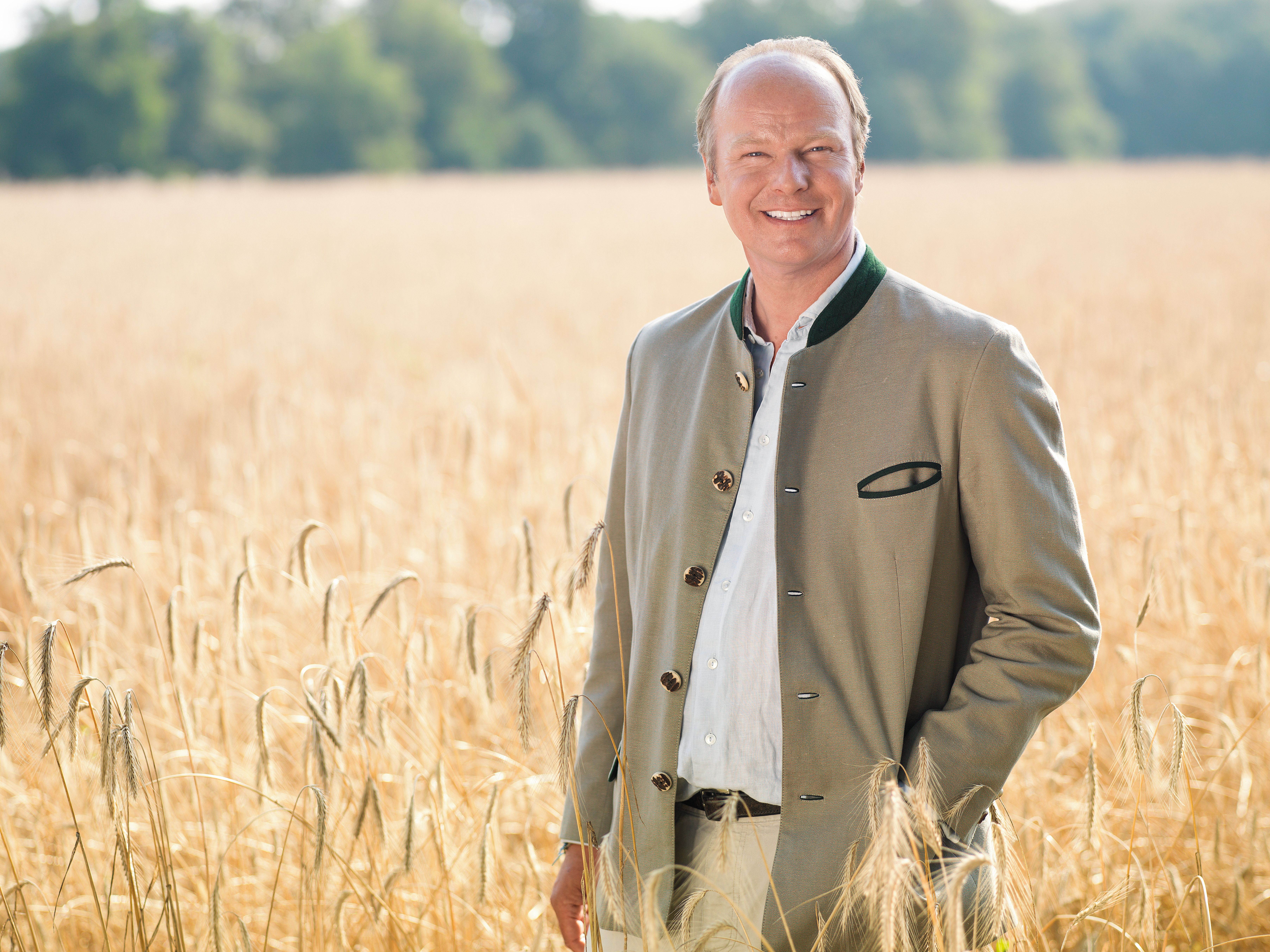 Stefan Hipp beim Spaziergang über ein Feld