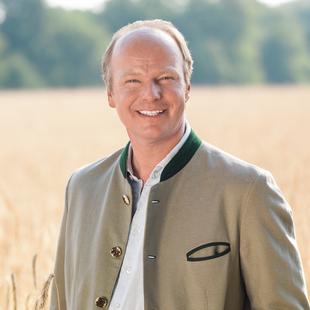 Stefan Hipp beim Spaziergang über ein Feld