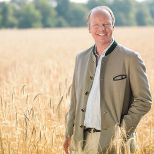 Stefan Hipp beim Spaziergang über ein Feld